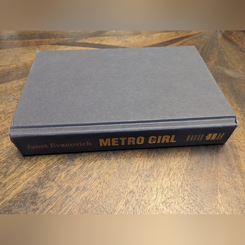 Metro Girl (Large Print Edition) – Janet Evanovich – Hardcover - Picture 8 of 11